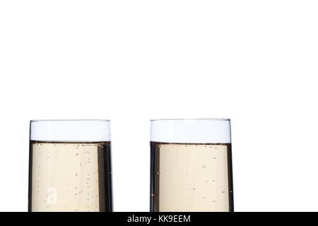 Immagine ritagliata di due flauti champagne affiancati su bianco Foto Stock