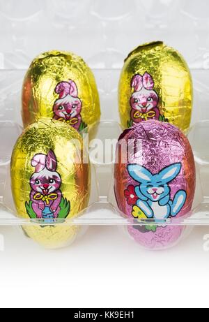 Le uova di pasqua avvolto in rosa e la lamina di colore giallo Foto Stock