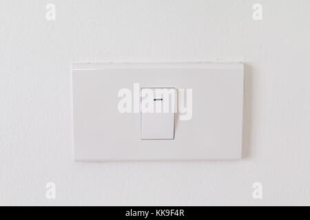 Interruttori elettronici con sfondo bianco, bianco interruttori sulla parete in casa closeup switch interno Foto Stock