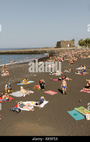 Playa Jardin puerto de la Cruz Tenerife Isole Canarie Le isole canarie spiaggia spiagge di sabbia nera Foto Stock