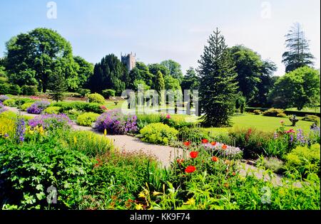 Arlington corte giardino in stile vittoriano vicino a barnstable e exmoor nel devon Southwest England Regno Unito. inglese estate. Foto Stock