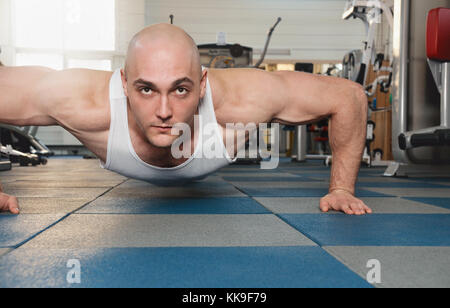 Muscolo uomo rendendo ups push in palestra fitness, formazione e concetto di stile di vita Foto Stock