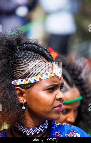 Ragazza giovane con tigray tradizionali stile di capelli intrecciati e cerchietto per capelli durante il festival ashenda, mekele, Etiopia. Foto Stock