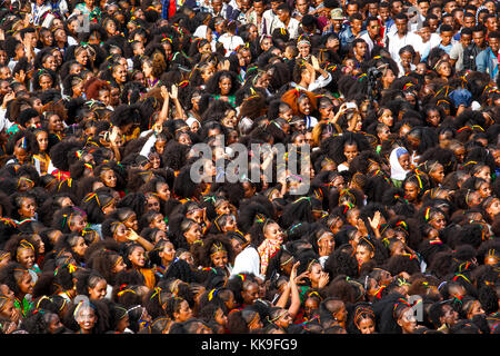 La folla di donne con tigray stile di capelli intrecciati a ashenda festival, mekele, Etiopia. Foto Stock
