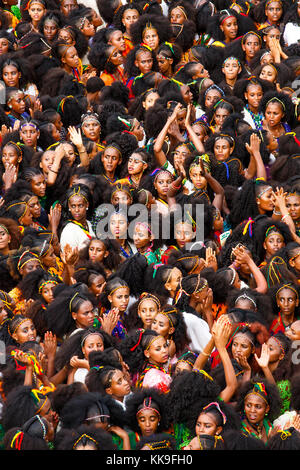 La folla di donne con tigray stile di capelli intrecciati a ashenda festival, mekele, Etiopia. Foto Stock