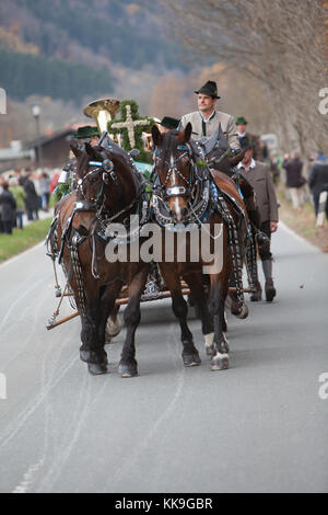 Schliersee, bavaria - 5 novembre 2017: ogni anno la prima domenica di novembre, idilliaco la processione del Cavallo, denominato leonhardi in schliersee bavarese Foto Stock