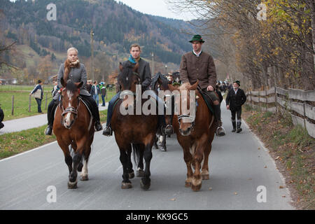 Schliersee, bavaria - 5 novembre 2017: ogni anno la prima domenica di novembre, idilliaco la processione del Cavallo, denominato leonhardi in schliersee bavarese Foto Stock