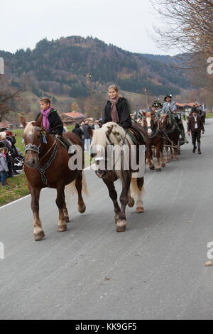 Schliersee, bavaria - 5 novembre 2017: ogni anno la prima domenica di novembre, idilliaco la processione del Cavallo, denominato leonhardi in schliersee bavarese Foto Stock