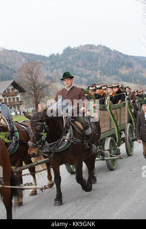 Schliersee, bavaria - 5 novembre 2017: ogni anno la prima domenica di novembre, idilliaco la processione del Cavallo, denominato leonhardi in schliersee bavarese Foto Stock