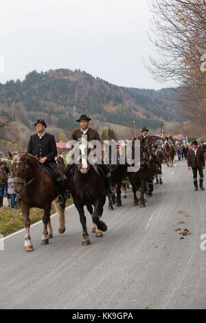 Schliersee, bavaria - 5 novembre 2017: ogni anno la prima domenica di novembre, idilliaco la processione del Cavallo, denominato leonhardi in schliersee bavarese Foto Stock