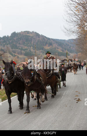 Schliersee, bavaria - 5 novembre 2017: ogni anno la prima domenica di novembre, idilliaco la processione del Cavallo, denominato leonhardi in schliersee bavarese Foto Stock