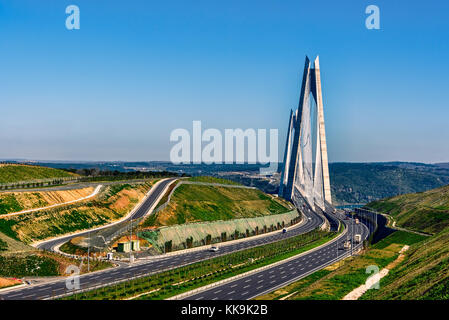 Yavuz Sultan Selim ponte di collegamento tra Europa e Asia come visto dal lato europeo sotto il cielo limpido. Foto Stock