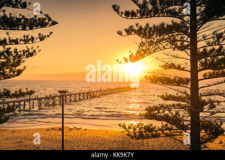 Port Noarlunga beach jetty con persone al tramonto, Sud Australia Foto Stock