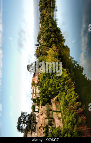 Guardando attraverso il Tarn Fiume in lisle sur tarn sotto i cieli blu wirh nubi sparse, midi-Pyrenees, Francia Foto Stock