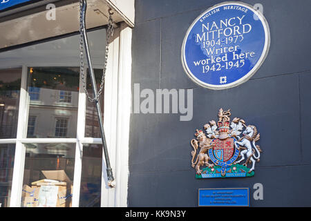 London, Mayfair un bookshop in Curzon Street visualizzando una lapide commemorativa a Nancy Mitford, che ha lavorato una volta ci Foto Stock