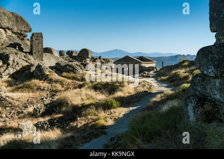 Cappella di Sao Miguel (Capela de Sao Miguel) nella periferia del villaggio medievale di Monsanto, Portogallo Foto Stock