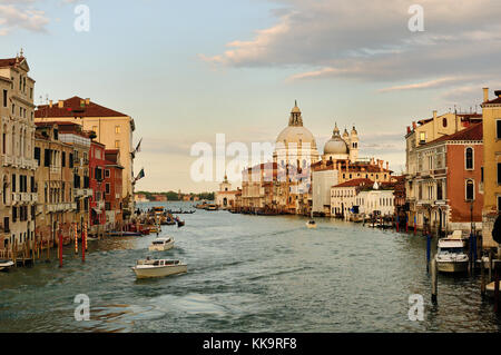 Vista del Canal Grande di Venezia dal ponte dell'Accademia Foto Stock