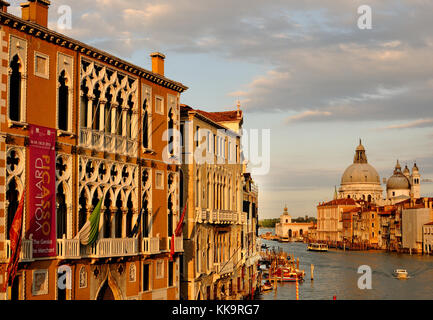 Vista del Canal Grande di Venezia dal ponte dell'Accademia Foto Stock