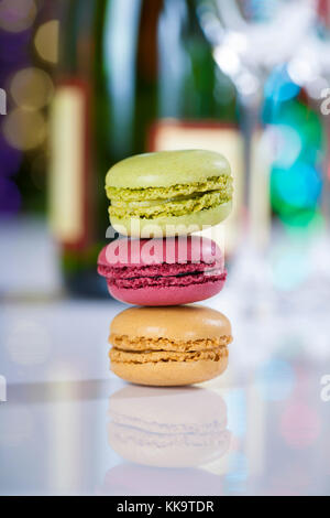 Amaretti colorati sul Natale sfondo ad albero Foto Stock