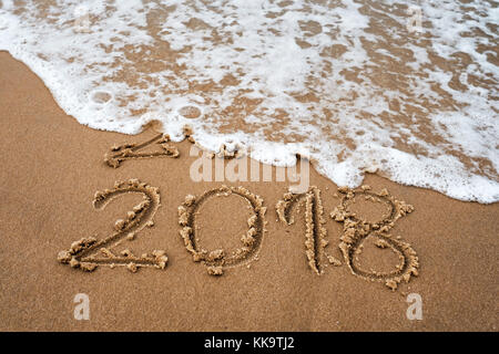 Concetto di vacanza. Felice Anno Nuovo 2018 sostituire 2017 sulla spiaggia del mare Foto Stock