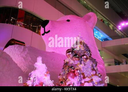 Splendide decorazioni di Natale con rosa luce colorata-up giant orso polare e alberi di natale Foto Stock