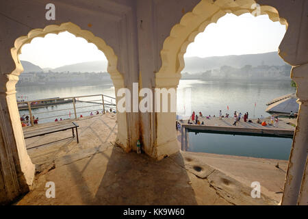 Il ghats al sacro lago Pushkar,Rajasthan,l'India Foto Stock