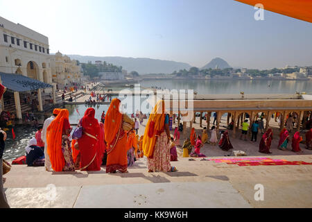 Le donne indiane in sari luminoso al ghats,lago Pushkar,Rajasthan,l'India Foto Stock