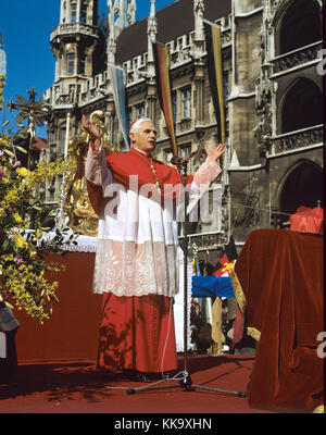 Il cardinale Joseph Ratzinger, finora arcivescovo di Monaco e Frisinga, saluta i credenti a Monaco di Baviera Marienplatz, nella foto del 28 febbraio 1982. Ratzinger è stato nominato prefetto apostolico della Congregazione per la Dottrina della fede e parte per il Vaticano. | utilizzo in tutto il mondo Foto Stock