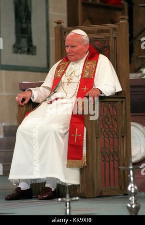 Papa Giovanni Paull II celebra il servizio ecumenico nella Cattedrale di Paderborn, a volte sembra stanco, nella foto del 22 giugno 1996. | utilizzo in tutto il mondo Foto Stock