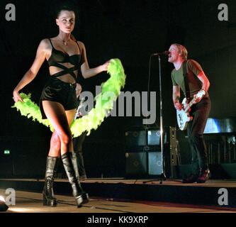 La rock star canadese Bryan Adams si esibisce sul palco insieme a una giovane donna in occasione del suo tour tedesco ad Hannover, nella foto del 16 aprile 1997. | utilizzo in tutto il mondo Foto Stock