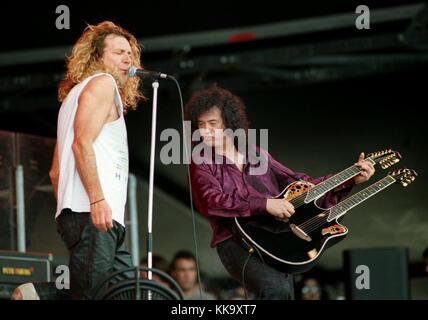 I musicisti Robert Plant, a sinistra, e Jimmy Page, ex membri dei "LED Zeppelin", si esibiscono sul palco al "Rock Over Germany" Festival di Schwalmstadt, dal 24 al 25 giugno 1995. | utilizzo in tutto il mondo Foto Stock