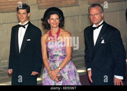 Re Carlo Gustavo e la regina Silvia di Svezia vengono con il loro figlio il principe Carlo Filippo al ricevimento ufficiale al Palazzo Albeniz alla vigilia del matrimonio, nella foto del 3 ottobre 1997, Barcellona. | utilizzo in tutto il mondo Foto Stock