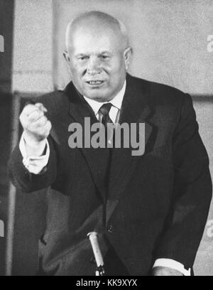 Il primo ministro sovietico Nikita Chruschtschow alla conferenza stampa tenutasi a Parigi il 18 maggio 1960. | utilizzo in tutto il mondo Foto Stock