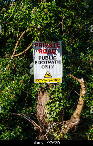 Strada privata e sentiero pubblico solo segno. Foto Stock