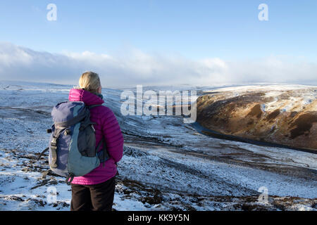 Walker, sulle pendici occidentali di Cronkley cadde in inverno con la vista verso il Falcon Clints e il Fiume Tees, Superiore Teesdale, County Durham Regno Unito Foto Stock