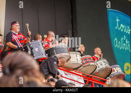 Gli spettatori sulle terrazze di Ernest Wallon Stadium, casa di Stade Toulousain rugby, Toulouse, Haute-Garonne, Occitanie, Francia Foto Stock