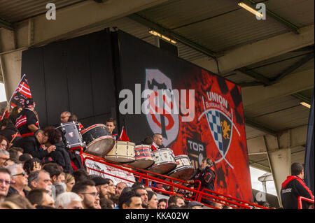 Gli spettatori sulle terrazze di Ernest Wallon Stadium, casa di Stade Toulousain rugby, Toulouse, Haute-Garonne, Occitanie, Francia Foto Stock