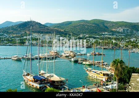 Acque turchesi del porto di Bodrum, Turchia Foto Stock