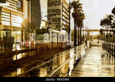 Una cattura di rainy street nel pomeriggio di dockland a melbourne durante il viaggio. Foto Stock