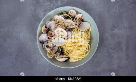 Vongole pasta al vino bianco salsa di burro sul piatto Foto Stock