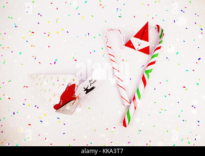 Decorazione di Natale fai da te fetta di torta confezione regalo con la caramella canne per la celebrazione con la caduta di coriandoli migliori vacanze di Natale Immagine di sfondo per invit Foto Stock