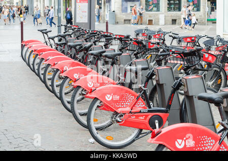 Fila di red Lille Velo Libre Service le biciclette a noleggio da parte del pubblico nel centro di Lille, Francia settentrionale Foto Stock