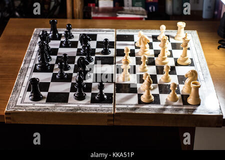 Scacchiera dal lato con più mosse gioco Foto Stock