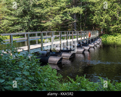 Galleggiante ponte attraverso il fiume Mersey, Kejimkujik National Park, Nova Scotia, Canada. Foto Stock