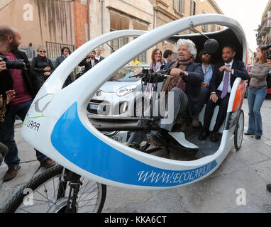 Beppe Grillo a Palermo per la campagna elettorale del Movimento 5 Stelle per i Regionals in Sicilia Con: Beppe Grillo Dove: Palermo, Italia Quando: 29 Ott 2017 Credit: IPA/WENN.com **disponibile Solo per la pubblicazione in UK, USA, Germania, Austria, Svizzera** Foto Stock