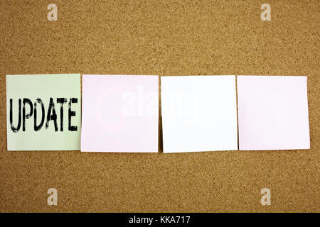 Ispirazione concettuale per didascalie di testo per la scrittura a mano che mostra lo studio di conoscenza Update Business Concept for Education Text sulla colorata Sticky Note Close Foto Stock