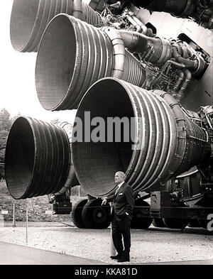 Von Braun con la f-1 motori del Saturn V prima tappa presso gli Stati Uniti lo spazio e il centro a razzo. dr. von Braun. wernher magnus maximilian Freiherr von Braun, dr. Wernher von Braun, tedesco, più tardi american, aerospaziale ingegnere e architetto spazio accreditato a inventare il v-2 razzi per la Germania nazista e il Saturn V per gli Stati Uniti Foto Stock