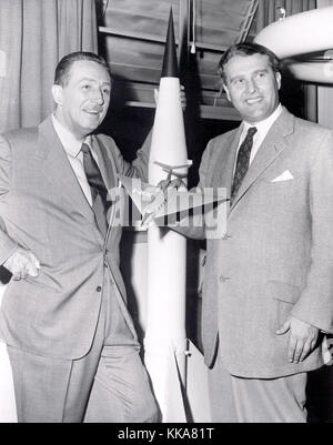 Walt Disney, sinistra e von Braun. wernher magnus maximilian Freiherr von Braun, dr. Wernher von Braun, tedesco, più tardi american, aerospaziale ingegnere e architetto spazio accreditato a inventare il v-2 razzi per la Germania nazista e il Saturn V per gli Stati Uniti Foto Stock