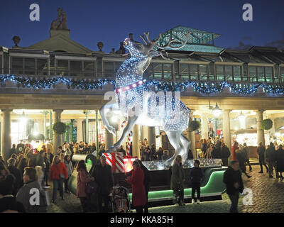 Vista di una grande cavallino rampante decorazione al Covent Garden di Londra di notte Foto Stock