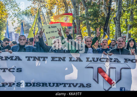 Madrid, Spagna. Il 29 Novembre, 2017. Migliaia di conducenti di taxi dimostra contro cabify e uber concorrenti sulle strade di Madrid dalla stazione ferroviaria di Atocha a neptuno square, questa dimostrazione include lo sciopero di 24 ore senza il servizio taxi per le strade di Madrid Credito: Alberto Ramírez Sibaja/Alamy Live News Foto Stock